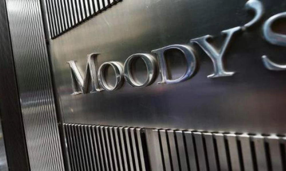 Moody’s: Υποβαθμίζει τις προοπτικές των ελληνικών τραπεζών λόγω κορονοϊού